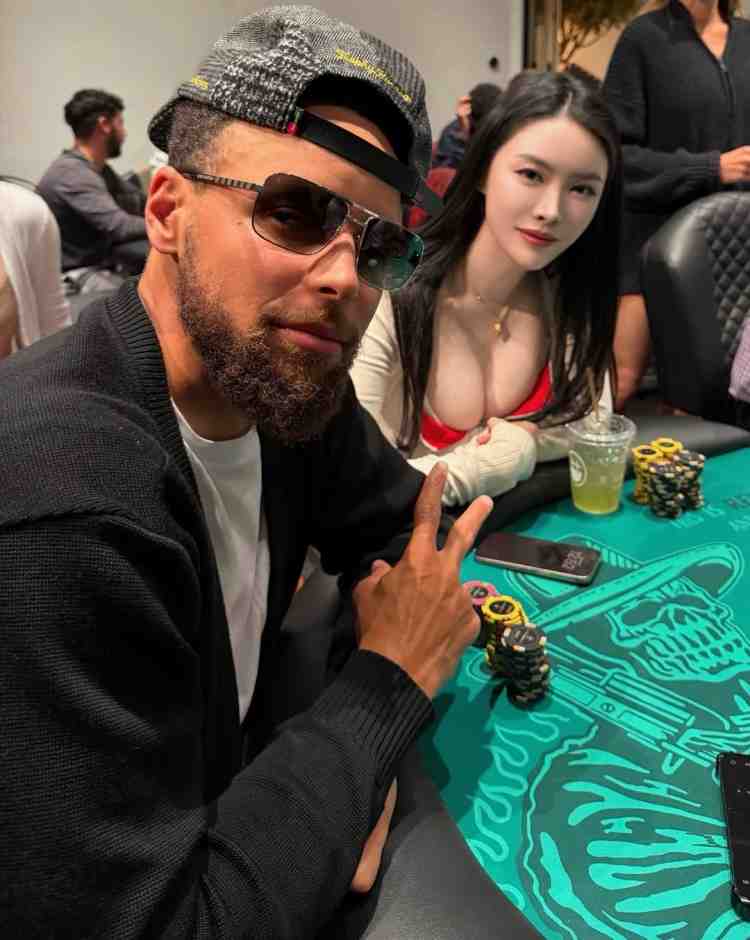 又一次同框了!美女牌手All In姐晒与库里牌桌前同框合照