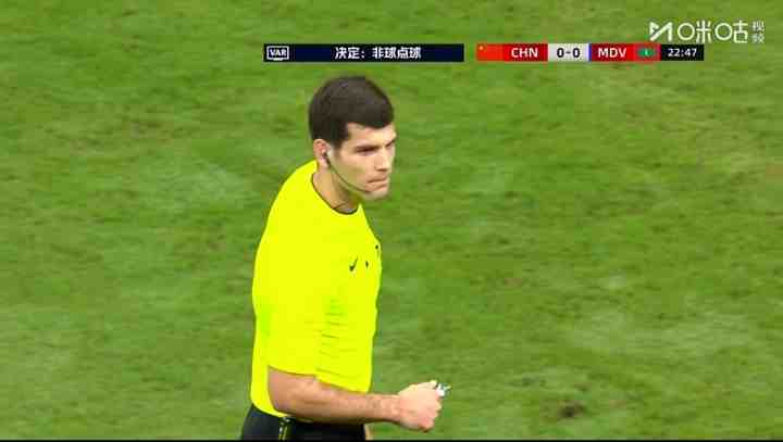 仍不给点球！王子铭禁区内护球被踢倒，主裁+VAR认定非点球